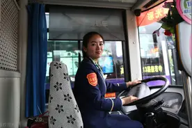 美女公交车司机很暖心图片