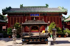 是一座著名的大型佛教寺院，雕梁画栋，金碧辉煌图片