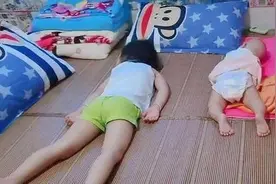 宝宝睡觉姿势“奇葩”让人想笑，不掀开被子，你不会发现有多惊喜图片