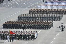 阅兵中途想上厕所咋办？西方国家让士兵憋着，我们用高招解决图片