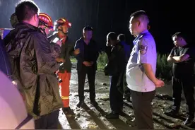 西安68名游客登秦岭之巅遇雨被困，商洛警民联手彻夜搜山成功营救图片