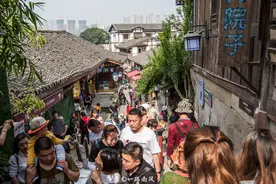一到假期，重庆就开启人海模式，这几个地方到处都是人图片