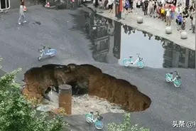 沈阳一路面塌陷现深坑，小车坠入瞬间被“生吞”图片