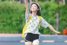 杨超越闻自己的袜子，公开发博说仙女的脚不会臭，真是这样吗？图片