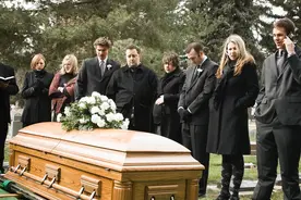 火化、土葬违背自然发展？每人浪费6.3亿焦耳，相当于11千克汽油图片