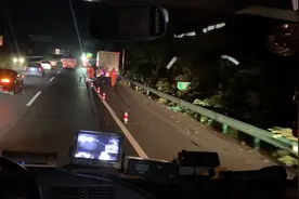 司机昏迷被卡车内，消防紧急救援......图片