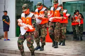 “东风奶爸”上线！火箭军战士1人抱1个娃转移，画面超有爱图片