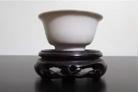 因专家鉴宝失误，王刚误把价值2亿的瓷器砸碎，最后怎么解决的？图片