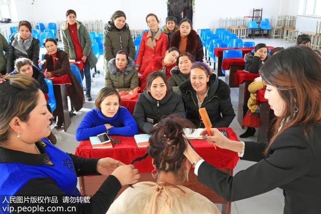 过年烫发换新颜 你知道头发是怎么被烫弯的吗？