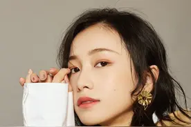姜梓新，甜美可爱优雅，风衣魅力高贵，气质迷人美女笑靥如花图片