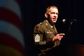 美军的兵王：总军士长和高级士兵顾问，工资很高，是军种领导图片