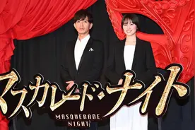 48岁木村拓哉造型翻车，偶像头难救褶子脸，长泽雅美穿平底鞋体贴图片