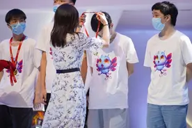 斗鱼刀塔入解说大咖！LuLu火辣身材搭配魔性声音，网友：绝了图片