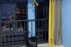 老婆出差发来的照片，放大一看发现镜子里的秘密！我该怎么办图片
