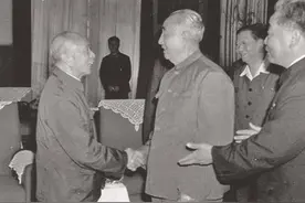 《潜伏》中余则成原型，卧底将军郭汝瑰，1949年通电起义，享年90图片
