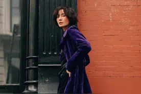 李媛真敢穿，紫色大衣配改良旗袍古典个性，穿一白一蓝袜子太个性图片
