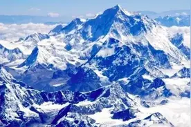 珠峰高度为世界之最，但目前还并非其巅峰状态，未降低而是在长高图片