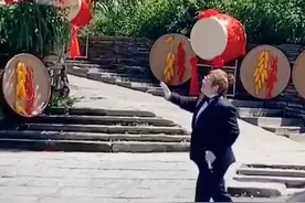 48岁韩红罕现身，身材瘦一圈令人惊呼认不出，还被疑是"高仿"图片