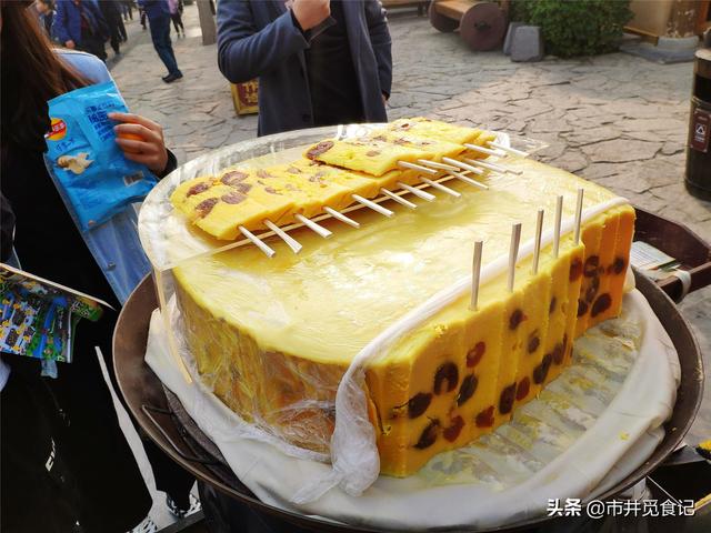 河南大叔卖切糕成网红，一天能卖五千多元，儿子“抢生意”也摆摊