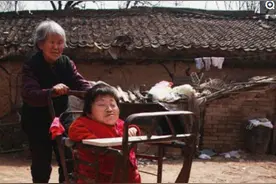 80岁老妇照料“巨婴”女儿41年：只要我还有一口气就要照顾她图片