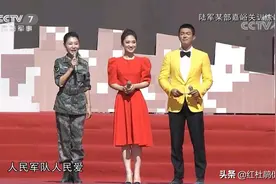央视八一晚会主持人：蓝羽杜江美女帅哥养眼，卫晨霞低调不站C位图片
