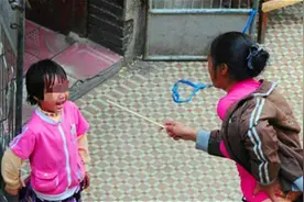 因没照顾好弟弟，6岁女童遭急躁家长猛打，昏迷前仍伸手要抱抱图片
