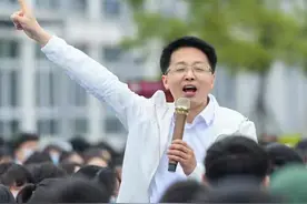 教育局长跳舞，3千学生尖叫200万人围观，局长凭啥“独霸舞林”？图片