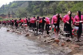广西“天下第一长发村”美女们河边一起洗头，场面壮丽，发长人美图片