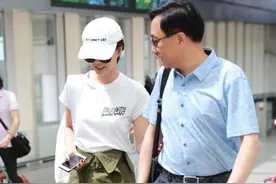 王珞丹携手爸爸走机场，举动尽显小女儿心思，爸爸颜值太高了吧？图片