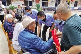 兰州城市供水集团慰问老年公寓老人 免费清洗“三无”楼（院）水箱图片
