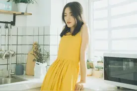 钢琴气质美女黄色吊带裙优雅唯美写真图片