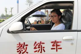 驾考考得让你怀疑人生，怀疑智商图片