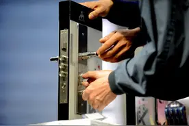 开锁两秒钟，收我三百块，我是被骗了吗？图片