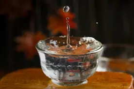 为何茅台酒瓶口要放两颗玻璃珠？原来有四大作用，涨知识了图片