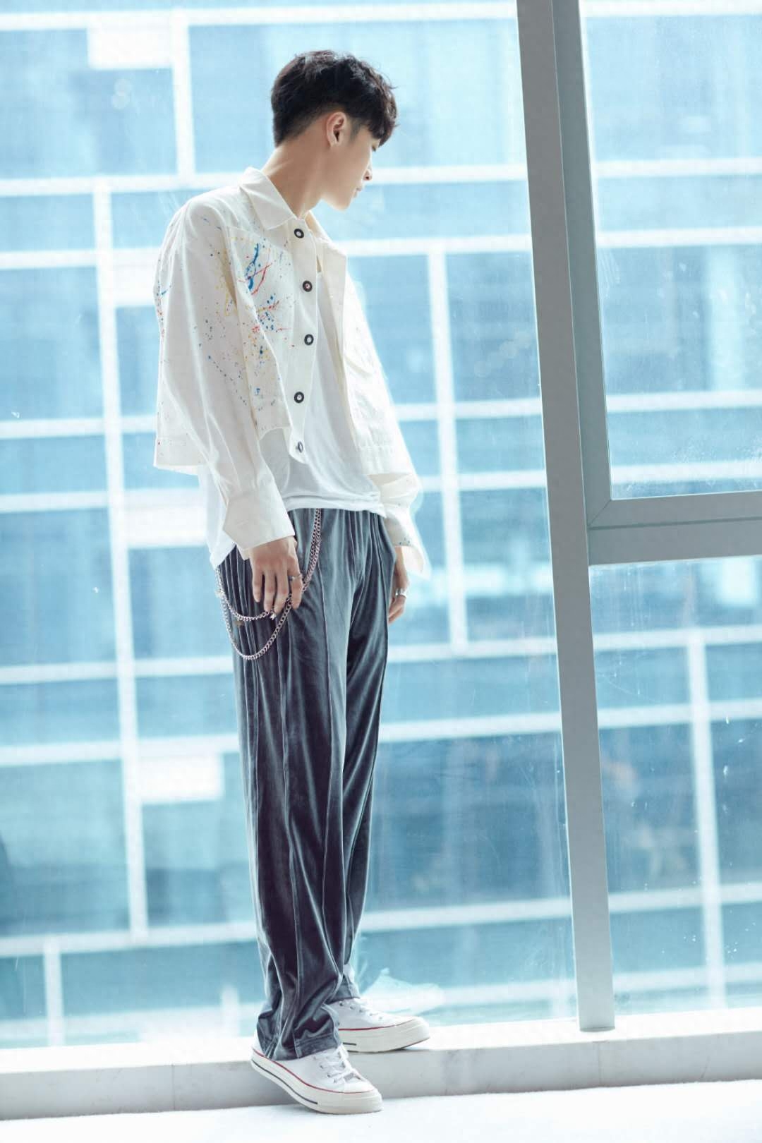 张艺兴白色涂鸦外套,这身材比列简直绝了,谁能不爱