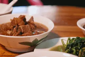 斩件、盛饭、浇汁...来一碗“人间值得”牛腩饭，我们笑看风云图片