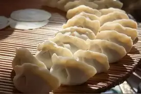 消防员吃饺子，忽然就愣住了…图片