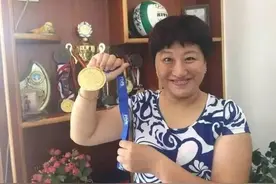丁霞妈妈：用冷酷母爱激励女儿成长，陪女儿爬上运动巅峰有泪水图片