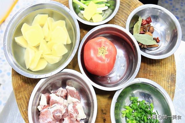 厨师长教你番茄炖牛腩家常做法，肉软烂入味，汤汁泡米饭太香了