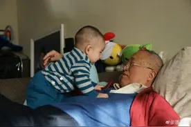 潘粤明父亲节罕晒儿子顶顶照片，隔空表想念，未打码与董洁婚纱照图片