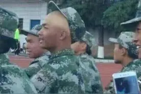 山东大一新生军训照火了，男生的裤子破了，迷彩服穿出“旗袍”范图片