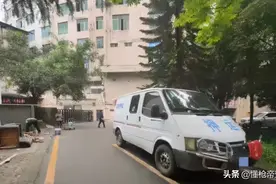 四川运钞枪走火安保身亡，押运没必要持枪？你没见过当年抢银行图片