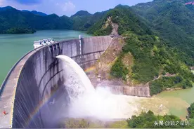 同一条溪流，三个月亮湾村，美丽的风景线图片