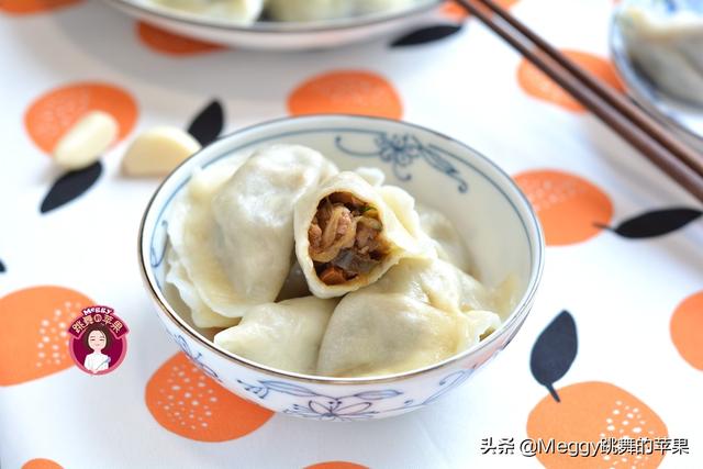 这菜好多人只知道炒着吃，却不知做馅包饺子才叫鲜，韭菜都靠边站