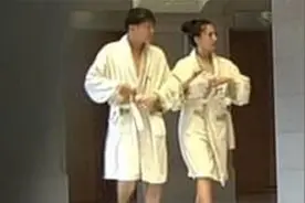 刚离婚不到四个月，台湾知名女模浴袍酒店约会富豪，富豪还是已婚图片