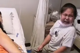 爸爸感冒打吊瓶，女儿陪护险哭晕，老爸不淡定：我感觉自己还能行图片