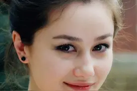 看到美女面带微笑 男人千万别自作多情图片