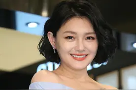 大S发福得令人发指，穿减龄裙全程用手遮肚子，43岁体态臃肿惊人图片