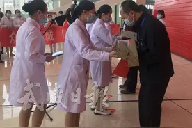 掌声响起来图片