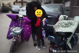 好样的！有困难找警察 藁城两名小学生跑向警察求助找妈妈图片